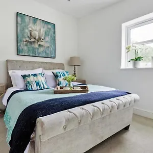 Holiday home Amazing 3 Bed Interior Designed House With Garden - 114 The Hervey, London